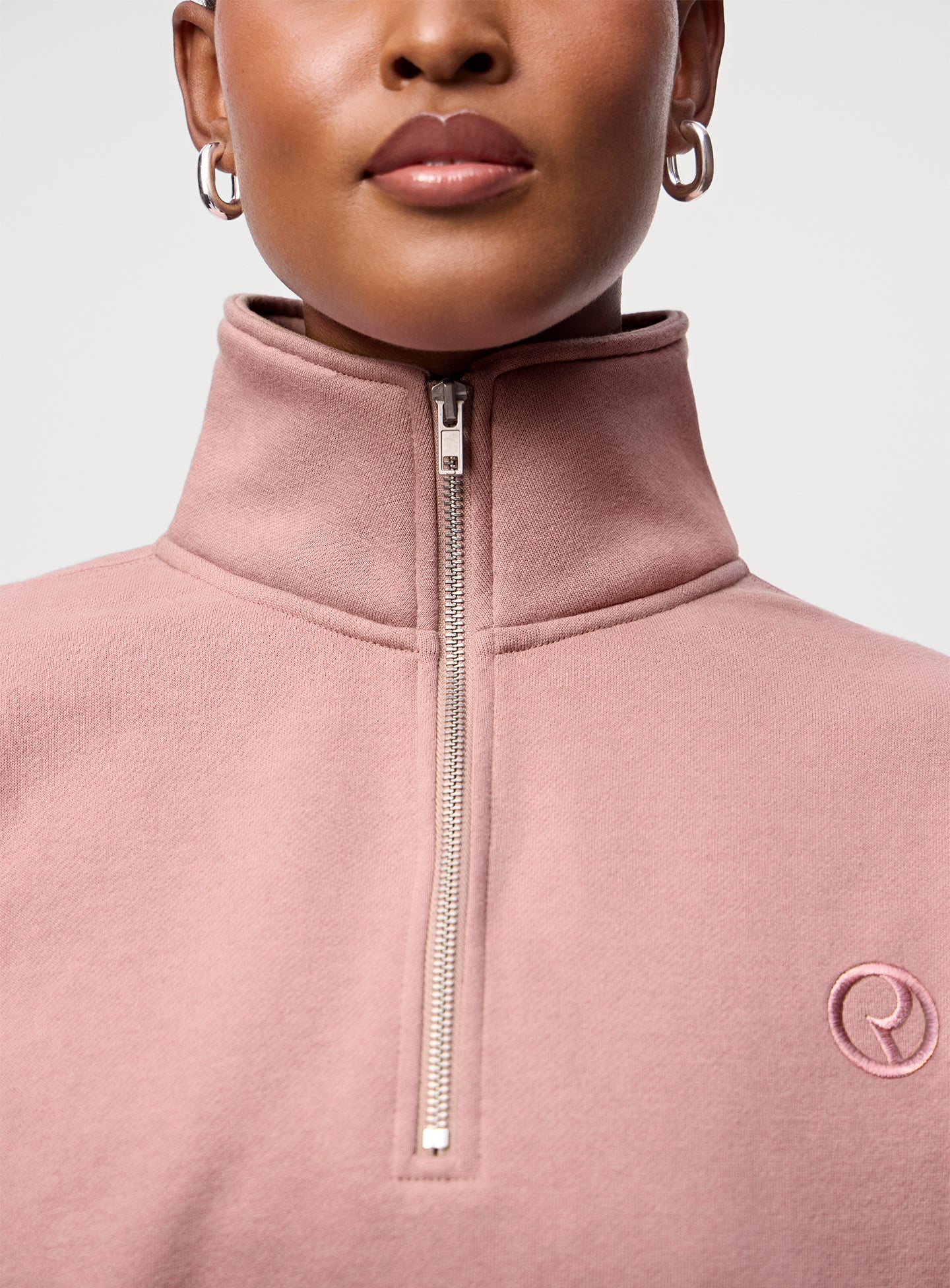 ON-FIGURE-EVERYDAY-QUARTER-ZIP-SWEATSHIRT-DETAILS-01