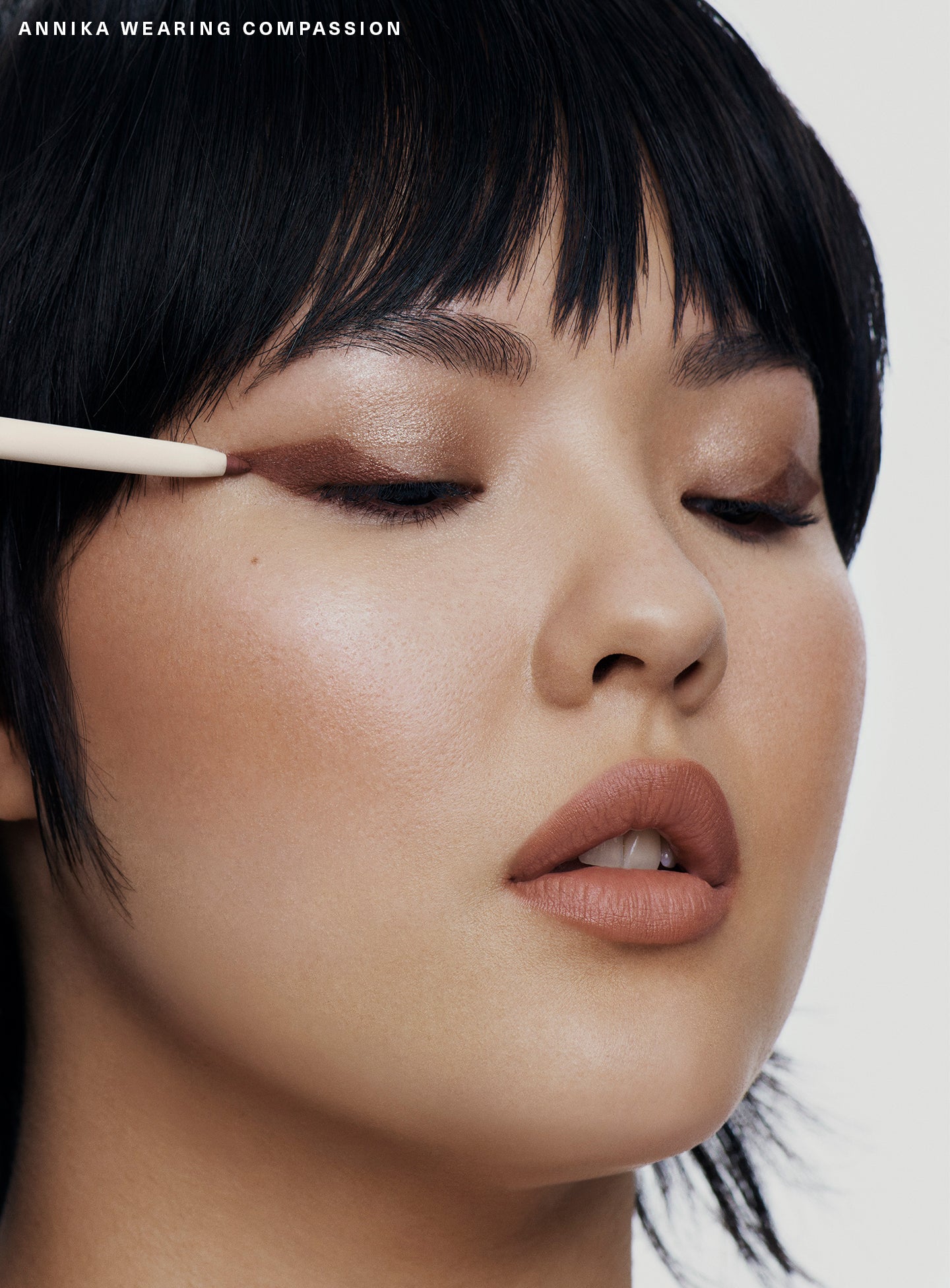 application-01-perfect-strokes-gel-liner-compassion-1440x1952-2
